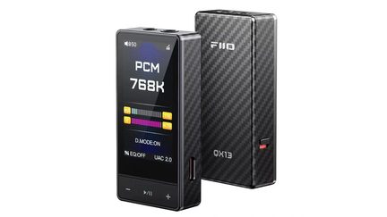 Leitor de áudio preto, caixa com aspecto de carbono, tela colorida, duas entradas jack na parte superior, botões sensíveis ao toque, vista em três quartos
