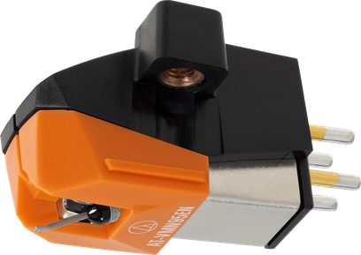 Audio-Technica-Tonabnehmer AT-VM95EN in orange-schwarzem Kunststoff, silbernem Metallgehäuse, sichtbarer Abspielnadel und vier goldfarbenen Anschlussstiften auf der Rückseite, perspektivische Ansicht von vorne links