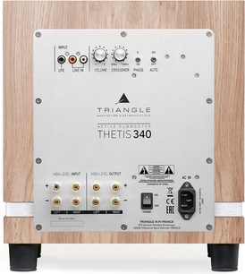 Subwoofer Triangle Thetis 340 din lemn cu finisaj stejar deschis, vedere din spate, panou metalic periat argintiu cu terminale de înalt nivel placate cu aur, intrări RCA, butoane zimțate pentru volum și crossover, selector de fază și întrerupător de alimentare