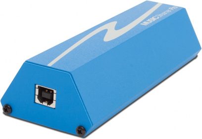 Světle modrý audio převodník DAC HRT Music Streamer Pro, protáhlý obdélníkový tvar, černý ethernetový konektor na jedné straně