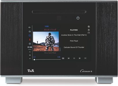 Přenosný reproduktor T+A Caruso černý, hliníkové tělo s bočními panely v tmavém dřevěném provedení, přední panel z černého skla s velkým barevným dotykovým displejem a horizontální štěrbinou pro CD, pohled zepředu