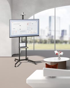 Подставка за телевизор Norstone Pro Vision One в сатенено черен стомана, леко косо преден изглед, включваща квадратна колона, рафт за лаптоп, основа с четири колела и горна плоскост, поддържаща голям плосък екран