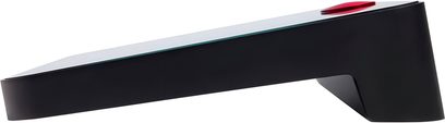 Síťový audio přehrávač Volumio Motivo, boční pohled, černá šikmá skříňka, červené tlačítko na vrchu, minimalistický design