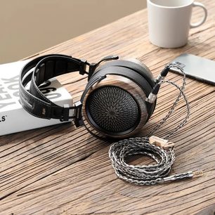 Mustat Sendy Audio Peacock -hifikuulokkeet, ruskeat kuulokekupit avoimilla ritilöillä, musta pääpanta ja punottu kaapeli