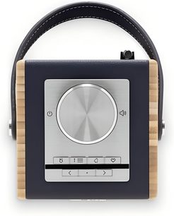 Radio til bordet Roberts Rambler Midi i marineblå, rektangulært lys trækabinet med øverste metalpanel i børstet finish, stor central drejeknap og række små knapper, matchede buede håndtag, set ovenfra