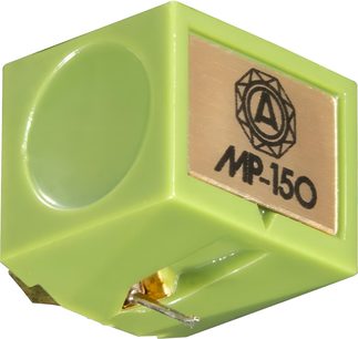 Diamant Nagaoka JN-P150 v jasně zelené barvě v krychlovém plastovém pouzdře s pozlaceným předním štítkem s rytinou MP-150 a viditelným kovovým cantileverem, detailní pohled ze tří čtvrtin