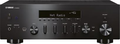 Ampli hi-fi stereo Yamaha R-N600A v črni metalni barvi, pogled spredaj, osrednji zaslon, velike vtičnice, priključek za slušalke in USB vhod
