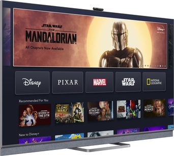 TCL 65C821-fjernsyn, der viser Disney+-grænsefladen med The Mandalorian i fokus og andre anbefalede serier