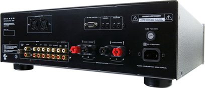 Stereo hi-fi forstærker Anthem INT 225 sort, set forfra, stik og betjeningsknapper på forsiden, rektangulært metalkabinetdesign