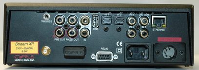 Cyrus Stream XP netværksaudioafspiller i sølv, set forfra, audio- og netværksforbindelser, display, kontrolknapper