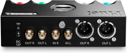 Chord Electronics HUEI sort phono-forforstærker med 4 RCA-indgange, 2 RCA-udgange, 2 drejekontroller og 3 farvede LED'er