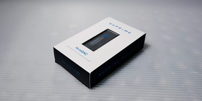Convertor audio portabil Nuprime Hi mDAC, carcasă dreptunghiulară neagră și albă, vedere de sus în perspectivă