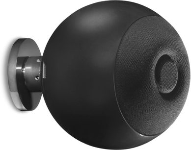 Altavoz hi-fi compacto Riga 2 de pared negro mate en vista lateral, forma esférica, rejilla frontal de tela, soporte de pared circular