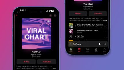 Pohled zepředu ze tří čtvrtin na dva černé smartphony se skleněným předním panelem a kapslovým výřezem, zobrazující hudební playlist s názvem Viral Chart na pozadí s přechodem růžové a fialové barvy.