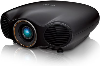 Epson EH-LS10500 sort videoprojektor, set forfra, centreret linse med gylden kant, sidehullede ventilationsgitre