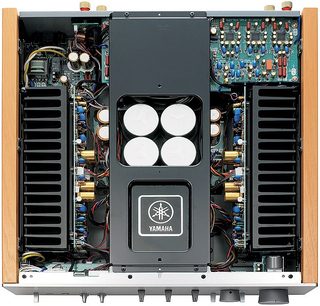 Yamaha A-S2000 stereo hi-fi forstærker, sølvfarvet / sorte lakerede sider, set forfra med låget åbent, der viser de indvendige komponenter