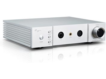 Cayin IHA-8 hovedtelefonforforstærker i børstet sølvfarvet aluminium, set fra venstre forfra i trekvart vinkel, venstre side med ventilationsribber, frontpanel med oplyst tænd/sluk-knap, tre valgknapper, tre hovedtelefonudgange (6,35 mm, 4,4 mm og 4-polet XLR) samt en stor volumenpotentiometer til højre