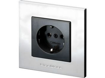 Presa a muro da incasso Schuko grigio metallizzato, marca Merten, modello Gigawatt, su parete bianca, vista frontale