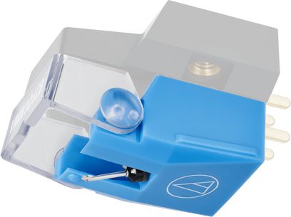 Diamante per vinile Audio Technica AT-VMN10xCB in plastica blu con cantilever metallico e copertura protettiva trasparente, vista da tre quarti anteriore
