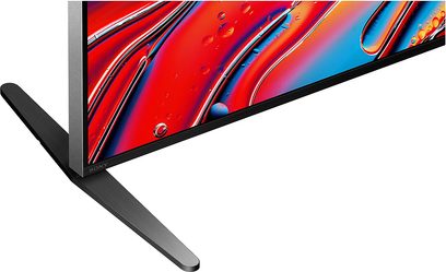 Sony BRAVIA 9 65XR90 TV, slank sort og grå ramme, V-formet fod i børstet metal, skrå visning af nederste venstre hjørne