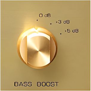 Gylden drejeknap med markeringer "0 dB", "-3 dB", "-6 dB" og indskriften "BASS BOOST" på en børstet gylden baggrund