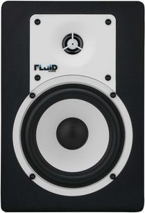 Forstærket højttaler Fluid Audio C5 i hvid, set forfra, med sort cirkulær højttaler i midten, "Fluid Audio"-logo i blåt