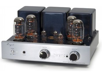 Sidabrinis Cayin CS-55A KT88 integruotas stereo lempinis stiprintuvas, šiek tiek iš viršaus ir iš priekio matomas vaizdas, sidabrinis metalinis korpusas su šlifuoto aliuminio priekine dalimi, tamsiai mėlynos spalvos lakuotas viršutinis dangtis su keturiomis didelėmis KT88 lempomis ir keliomis mažomis stiklinėmis lempomis, gale trys suderinti stačiakampiai gaubtai, priekyje du dideli juodi valdymo ratukai su aliuminio apvadu ir ausinių lizdas.