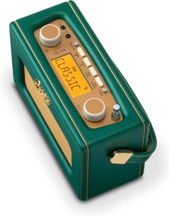 Roberts Revival Uno BT roheline tekstuurse nahkjas laua-raadio, kallakus vaates ülevalt, mis näitab amberkollast LCD-ekraani, kahte suurt kreemikat moletikku, kahvatuid ristkujulisi nuppe, kuldset kõlarivõre ja sobituvat külgkõndas.