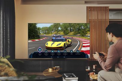 Televizor Samsung QE43QN90B 2022 zobrazující závodní videohru s žlutým sportovním autem na okruhu