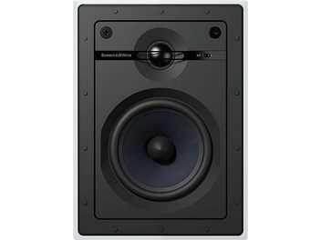 Zapuštěný reproduktor Bowers & Wilkins CWM652, pohled zepředu, černý matný čtvercový box s kruhovým černým reproduktorem uprostřed