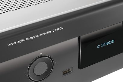 Ampli hi-fi intégré NAD C390DD graphite. Face avant avec bouton rotatif, port USB et afficheur digital