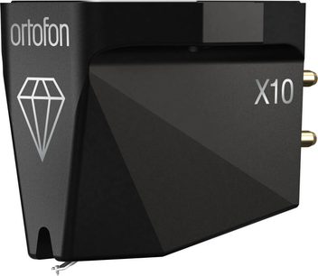 Ortofon MC X10 fekete, matt, fémes megjelenésű hi-fi lemezjátszó feje, szögletes tok Ortofon logóval és gyémántmintázattal az elülső oldalon, X10 felirattal a jobb oldalon, két aranyozott hátsó csatlakozóval és látható lemezolvasó tűvel alul, bal oldali háromnegyedes nézetből.