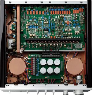 Yamaha C-5000 titano stereo išankstinis stiprintuvas, priekinis vidinis vaizdas, žalios spausdintinės plokštės, variški elektroniniai komponentai