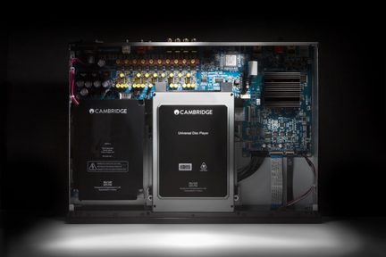 To Cambridge Audio-kabinetter, elektroniske kredsløb, kabler i et åbent metalkabinet, set forfra