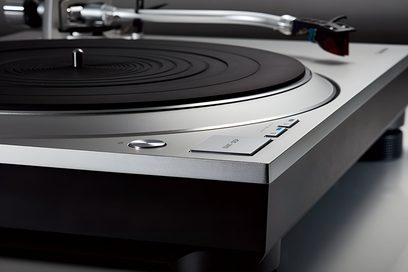 Giradischi Technics SL-1500CEG-S argento, visione ravvicinata del piatto e del braccio di lettura, angolazione leggermente obliqua