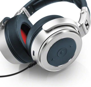 Åben hi-fi hovedtelefon Sennheiser HD 630 VB i sølv og sort, set fra venstre profil, liggende på en hvid overflade