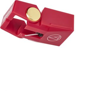 Diamant pentru pick-up Audio Technica AT-VMN40xML, roșu din plastic lucios, cu inserție circulară aurie în partea de sus și braț metalic vizibil, vedere din unghi de trei sferturi