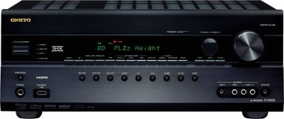 Črn Onkyo TX-SR608 domači kino ojačevalnik, sprednja plošča, sprednji pogled, zeleni zaslon, številni gumbi in priključki