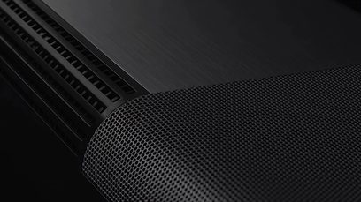 Sennheiser AMBEO Soundbar Max + SUB sort, nærbillede forfra, perforerede metalgittere