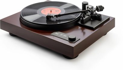 Giradischi Dual CS 718Q WN finitura noce, con braccio di lettura nero e disco in vista a tre quarti