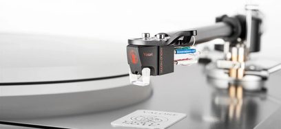 Vinylpladespiller Gold Note Vasari Red, nærbillede af venstre profil, tonarm med rød og blå kabelforbindelse