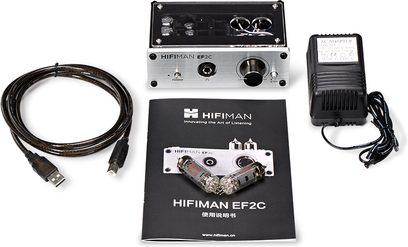 Hifiman EF2C hovedtelefon-forstærker, sort kabinet, sølvfarvet front med hovedtelefonstik og justeringer, USB-kabel og strømkabel
