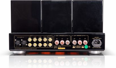 Cayin Soul 170i integreret stereo rørforstærker i sort træ med blank metal, bagfra med tre rektangulære topdæksler, to XLR-indgange, otte guldbelagte RCA-stik, gennemsigtige højttalerterminaler og IEC-strømstik, placeret på sølvfarvede fødder