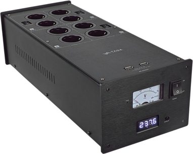 Strømrenser Taga Harmony PC-8000DC sort, set fra vinkel, 8 runde stik, digitalt display, afbryder, voltmeter