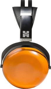 Lukket hi-fi hovedtelefon Hifiman Sundara, sort hovedbøjle, lyse træskaller, sorte ørepuder, set fra venstre profil