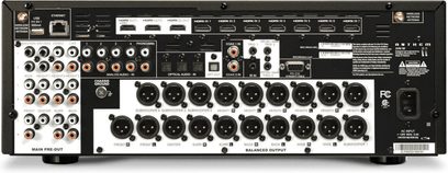 Anthem AVM 90 8K hjemmebiograf-forstærker, sort frontpanel med mange stik, knapper og LED-display, set forfra