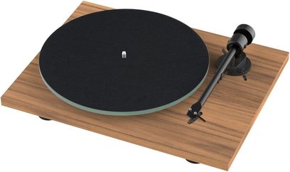 Pro-Ject T1 EVO BT yüksek kaliteli plak çalar, ceviz renkli, siyah dairesel plak tablası, siyah ton kolu ve açık renk ahşap taban
