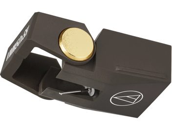 Audio Technica AT-VMN50xSH platin-diamant i mat brun plast med rund gylden metalplade på toppen, hvidt logo og synlig metalbærer til nålen, set fra skrå sidevinkel