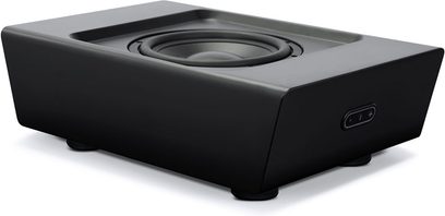 Μαύρο ματ υπογούφερ BlueSound PULSE SUB+ με στρογγυλεμένο ορθογώνιο σχήμα, λήψη από ελαφρώς κατωφερική γωνία