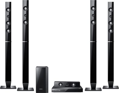 Černý domácí kino systém Samsung HT-C5550 sestávající ze 4 sloupových reproduktorů, 1 centrálního reproduktoru, 1 subwooferu a 1 Blu-ray přehrávače